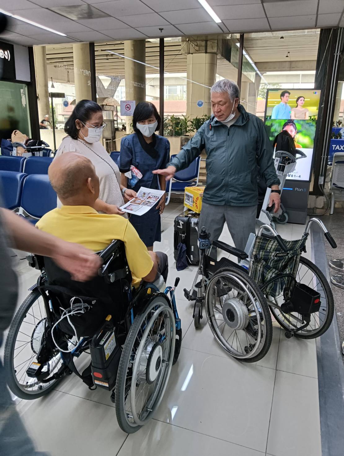 ทีมงานมูลนิธิพัฒนาศักยภาพคนพิการ  ได้ไปรอรับอ.นากานิชิ มาซาโอะ ที่สนามบินดอนเมือง