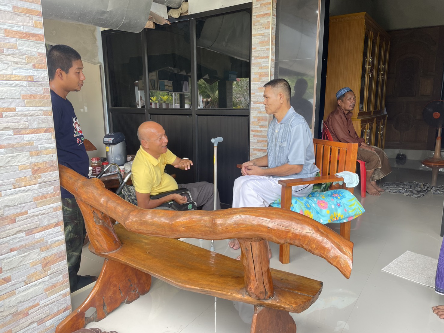 มูลนิธิพัฒนาศักยภาพคนพิการและนายมูฮัมหมัดฮาซัน มะเซ็ง ผู้จัดการศูนย์เรียนรู้ร่วมเพื่อการพัฒนาศักยภาพคนพิการ เข้าพบ นายอาหมัด บือราเฮง กำนันตำบลบ่อทอง