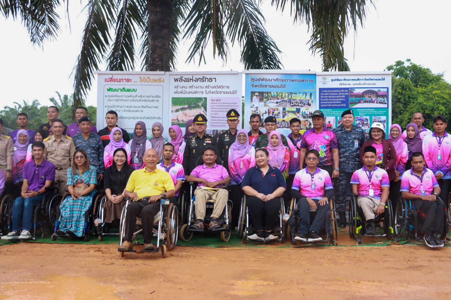 พลอากาศตรีภราดร คุ้มทรัพย์ และคณะทำงาน เข้าร่วมพิธีรับพระราชทานพันธุ์ไก่ประดู่หางดำ ไก่กระดูกดำ ไก่เบตง และปลานิลจิตรลดา 