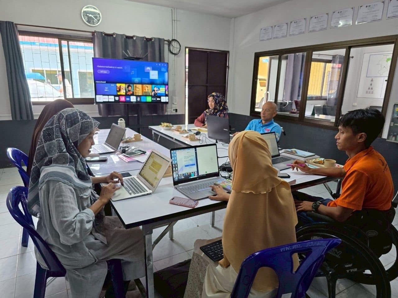 ร่วมประชุมกับนางสาวฟิตรา เจ๊ะโวะ ผู้ประสานงานโครงการ MRG ประเทศไทย โครงการขับเคลื่อนความเท่าเทียมของคนพิการในสามจังหวัดชายแดนใต้ของไทย