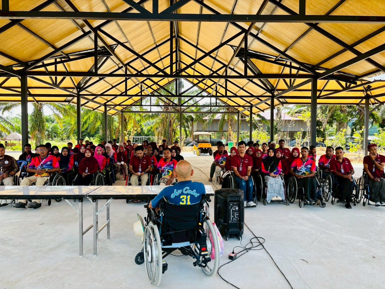 นายการียา โต๊ะเห็ง  หัวหน้าส่วนการจ้างงานศูนย์เรียนรู้ร่วมฯ เข้ารับการสัมภาษณ์งานกับมูลนิธิพัฒนาศักยภาพคนพิการ 